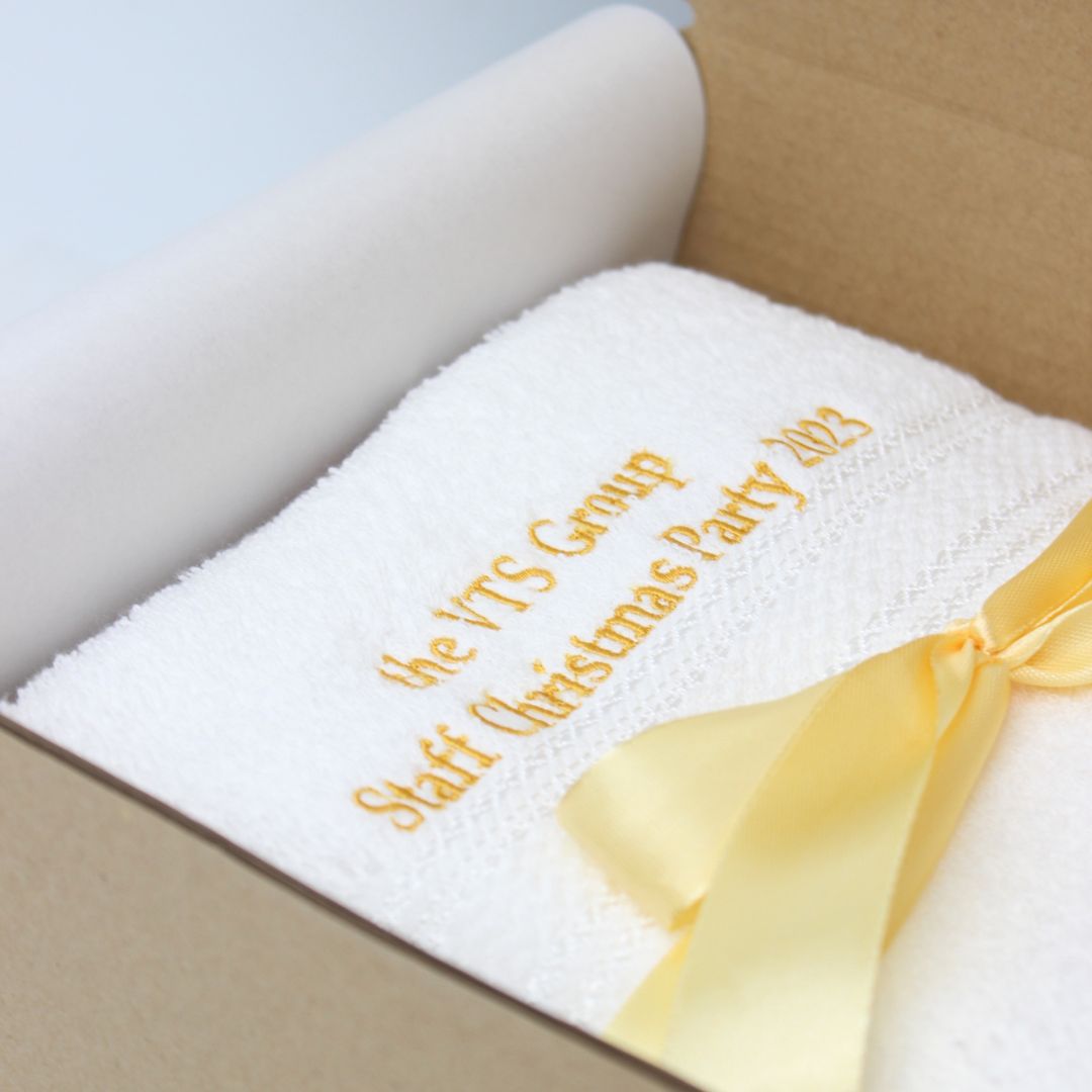 Set Gift Bath Towel and Wooden Tumbler